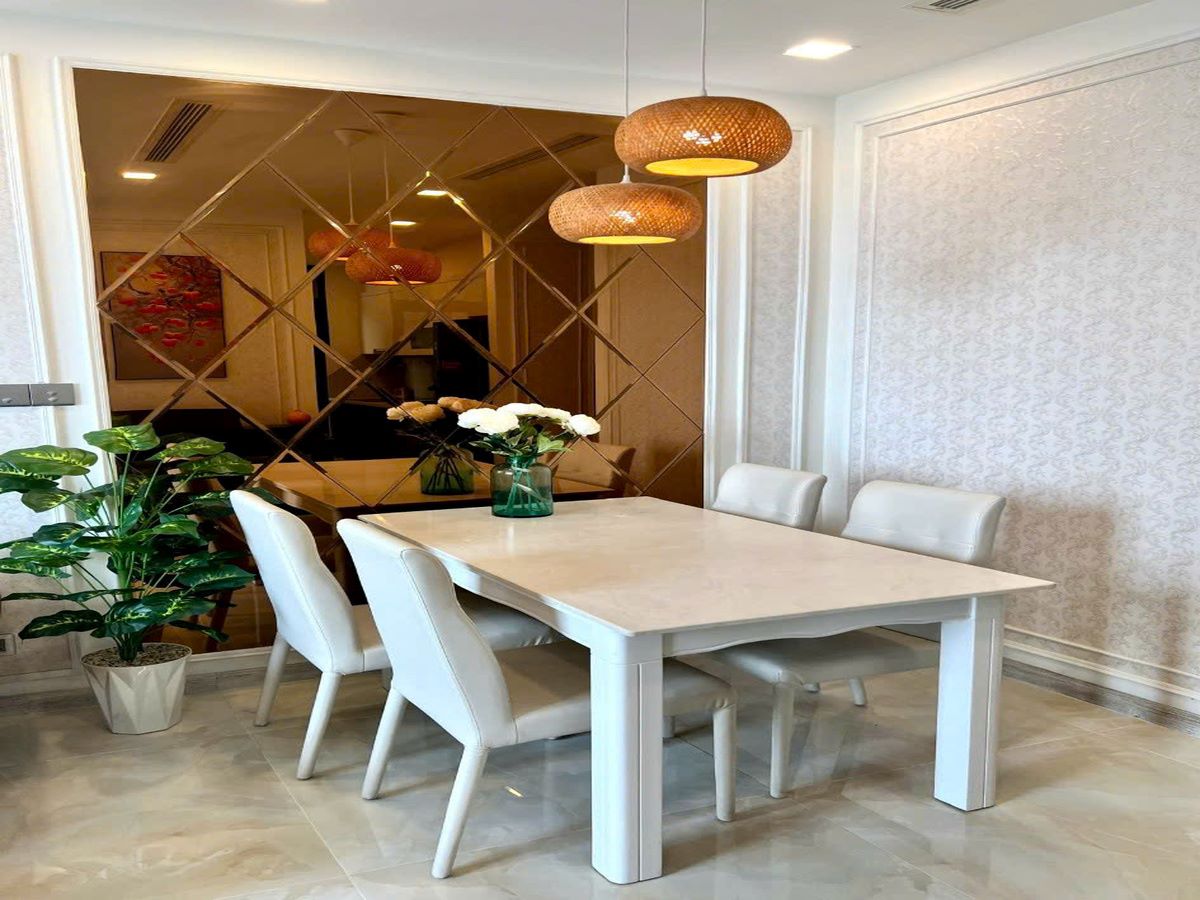 Giá căn hộ Vinhome Golden River Bason 2 Phòng Ngủ 68m2